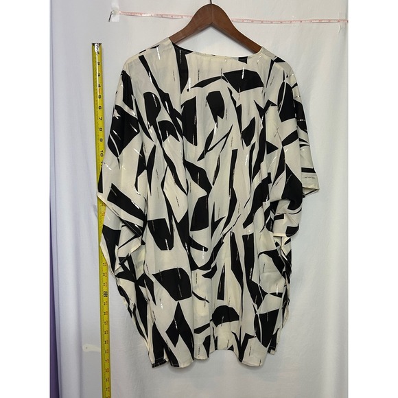 Caramela Women's Medium Black White Abstract Print V-Neck Kaftan Top - Picture 2 of 4